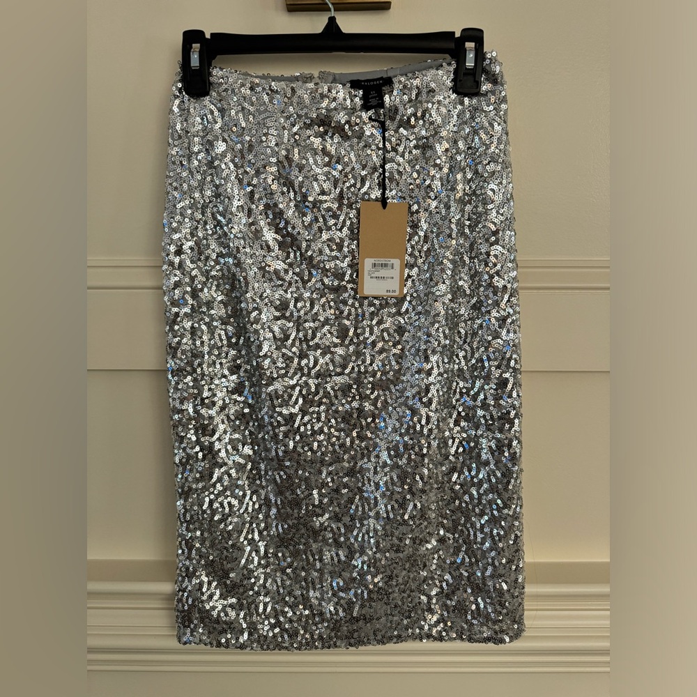 Halogen. NWT.  Silver sequin pencil skirt. Petite XS